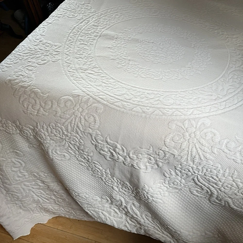 Domestications Jacquard Coverlet 2 Shams Medallion Center Scalloped Portugal